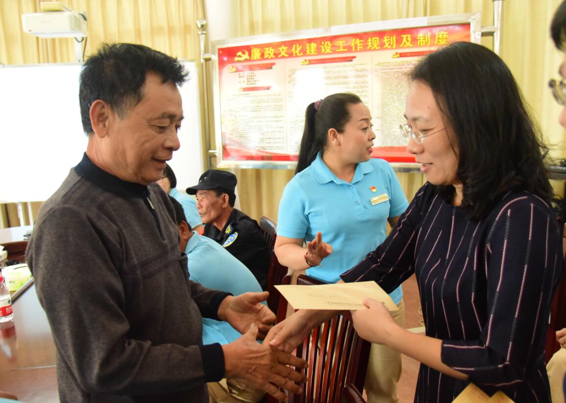 市國資委黨委書記、主任周春華走進天涯海角景區(qū)慰問困難黨員.jpg